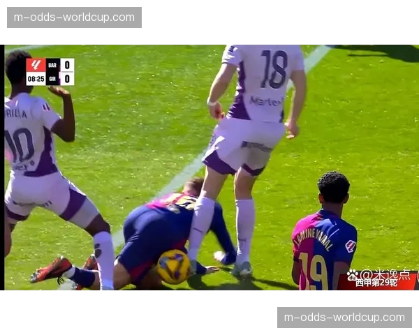 都灵德比现争议,VAR长时间介入判罚点球引发双方球员包围裁判 都灵德比现争议,VAR长时间介入判罚点球引发双方球员包围裁判